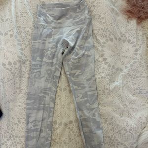 Lululemon wonder under grey camo size 6